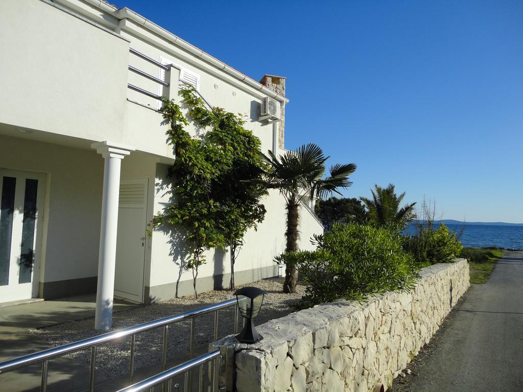 Mirakul Apartments Vir Extérieur photo