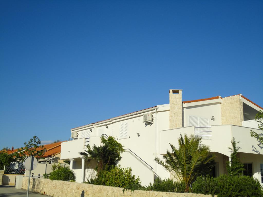 Mirakul Apartments Vir Extérieur photo